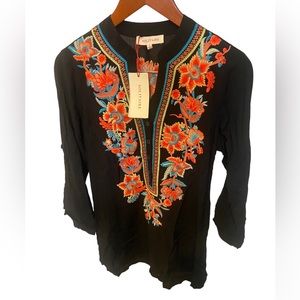 {NWT} Solitaire Floral Embroidered Half Button Blouse Small